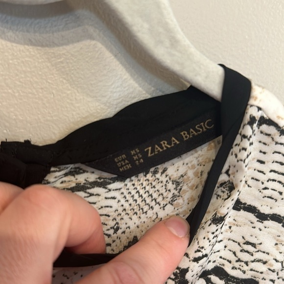 Womens ZARA BASIC Snake Print Long Sleeve Blouse Size XS Sexy Fancy Cream/Tan/Bl - Picture 3 of 5